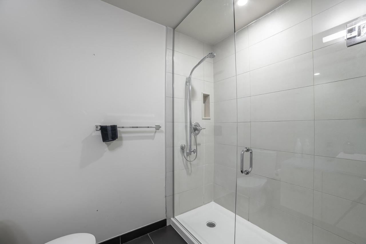 Designer Condo W/ Cn Tower View & Parking Toronto Exteriör bild