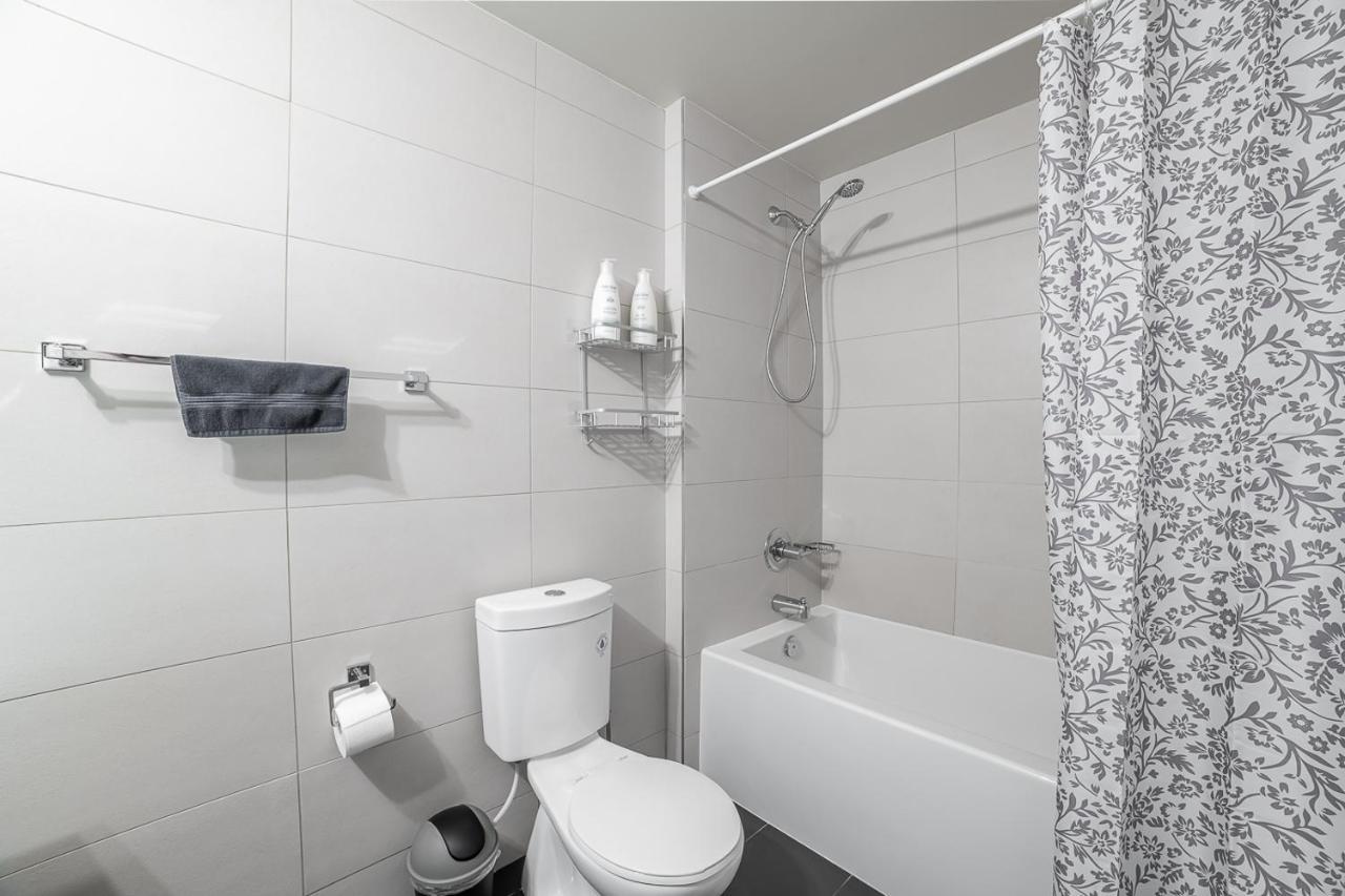 Designer Condo W/ Cn Tower View & Parking Toronto Exteriör bild
